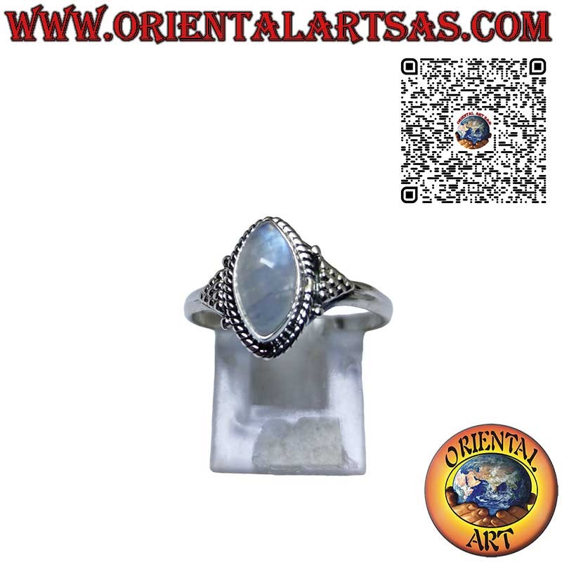 Anillo de plata con lanzadera y piedra lunar arcoíris.
