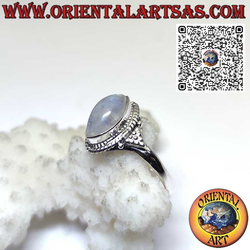 Anello in argento con pietra di luna arcobaleno a navetta  incastonata