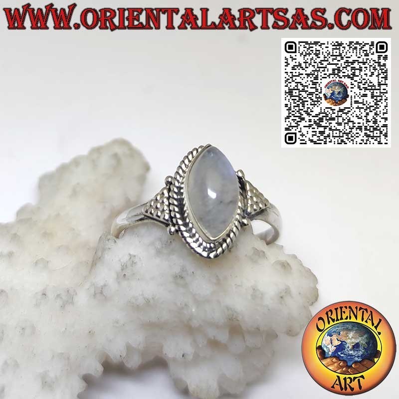 Anello in argento con pietra di luna arcobaleno a navetta  incastonata