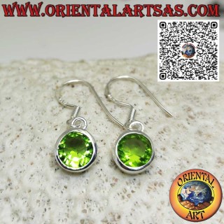 Boucles d'oreilles en argent avec péridot rond facetté à bord simple