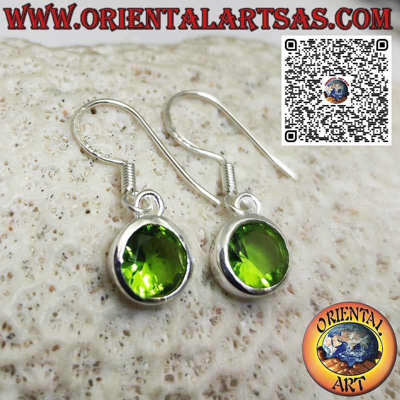 Boucles d'oreilles en argent avec péridot rond facetté à bord simple