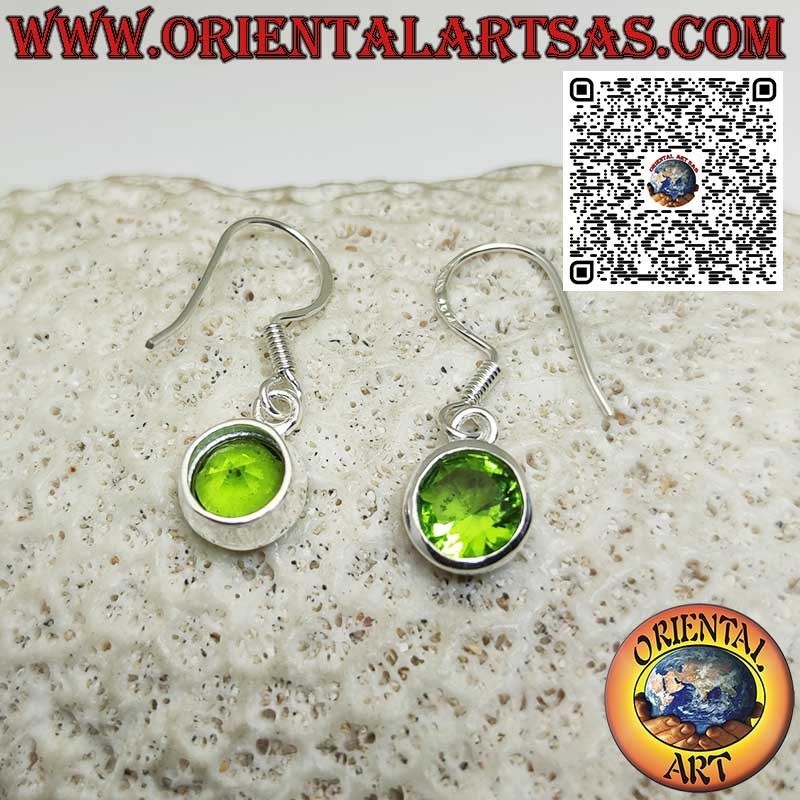 Orecchini in argento con peridoto tondi sfaccettati con bordo semplice