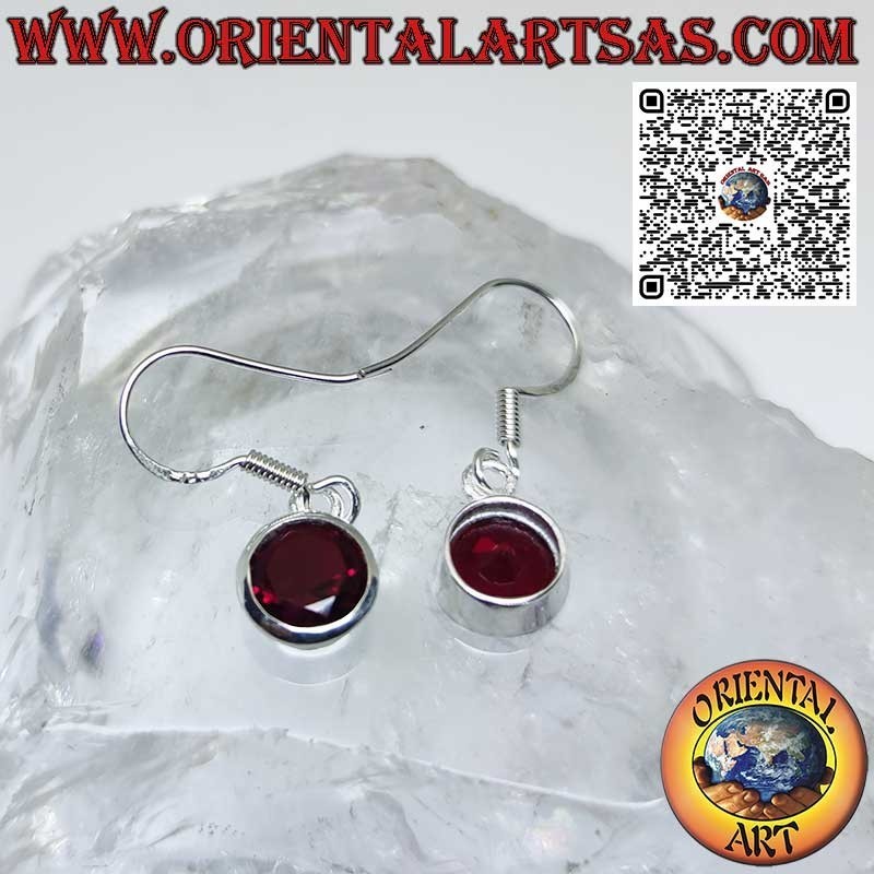 Pendientes de plata con granate redondo facetado con borde sencillo