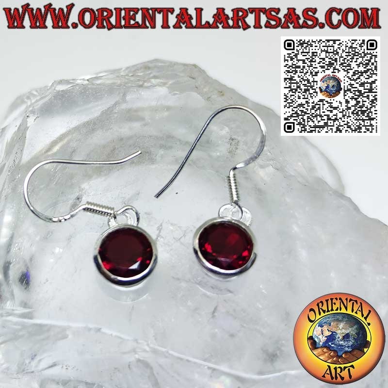 Orecchini in argento con Granato tondo sfaccettato con bordo semplice