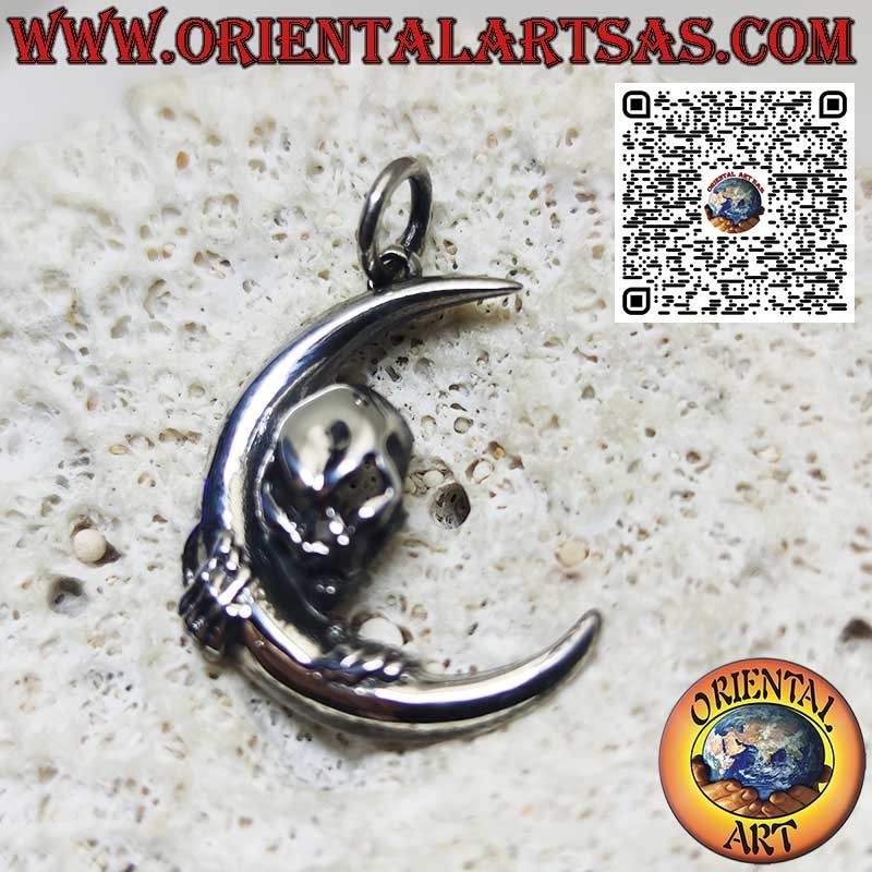 Colgante de plata calavera de la oscuridad aferrándose a la luna