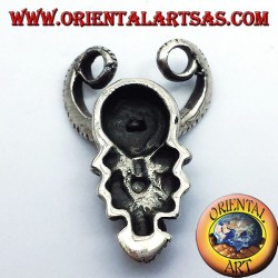 cráneo colgante con cuernos de RAM, plata