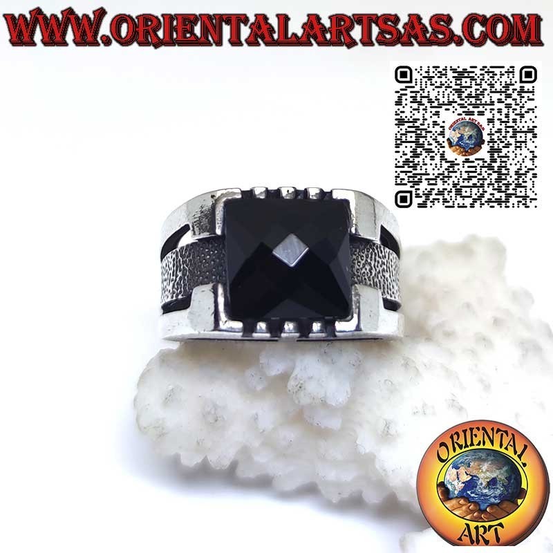 Bague en argent sertie d'onyx carrés pointus et facettés