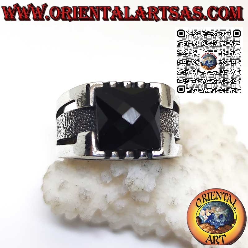 Bague en argent sertie d'onyx carrés pointus et facettés