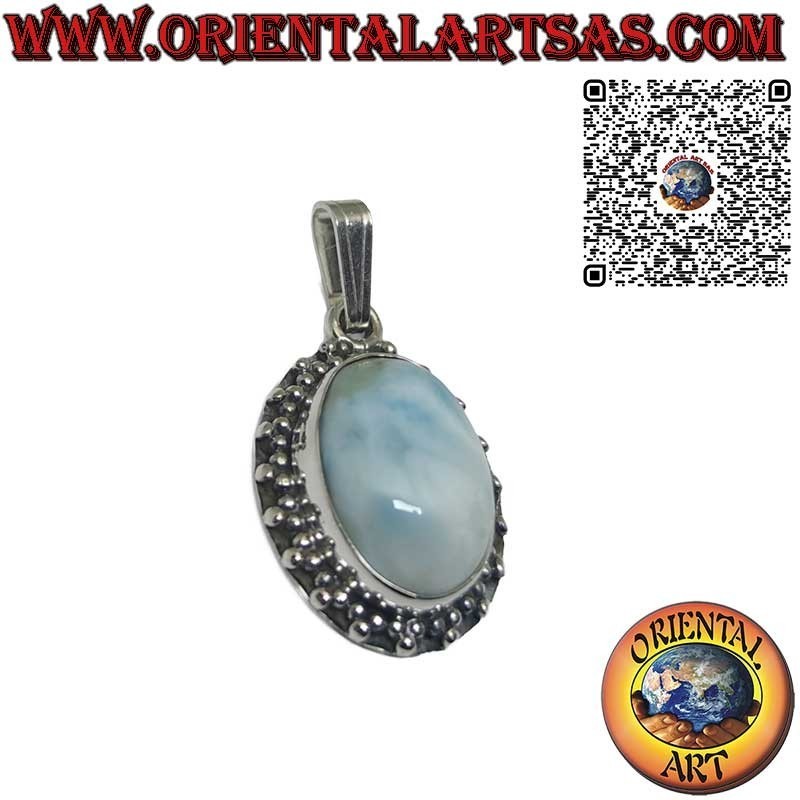 Colgante de plata con cabujón ovalado de larimar natural y trío de esferas