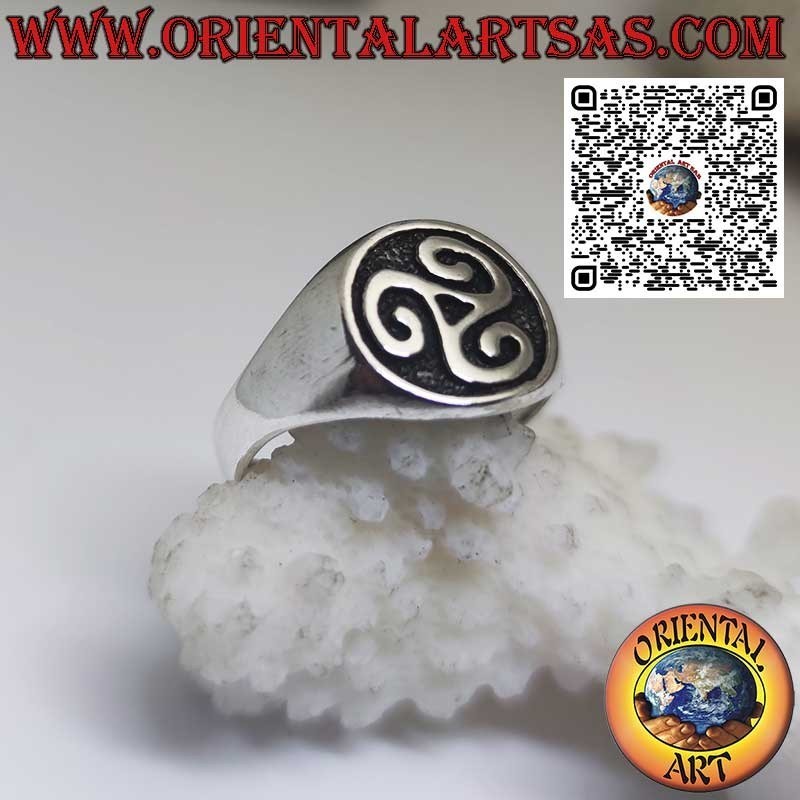 Anillo de plata, sello Triscele o Triskell en engaste liso