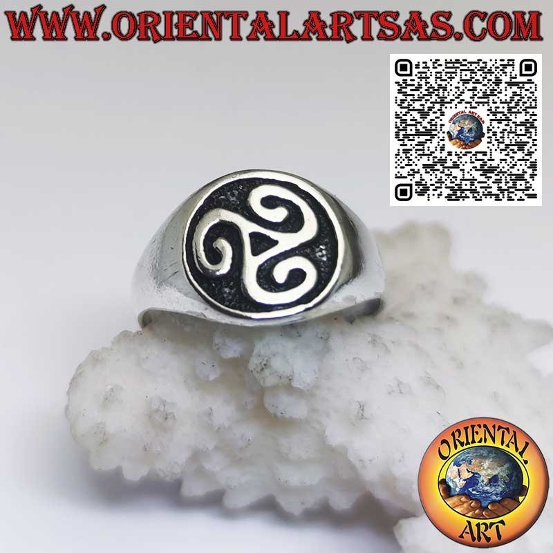 Anillo de plata, sello Triscele o Triskell en engaste liso