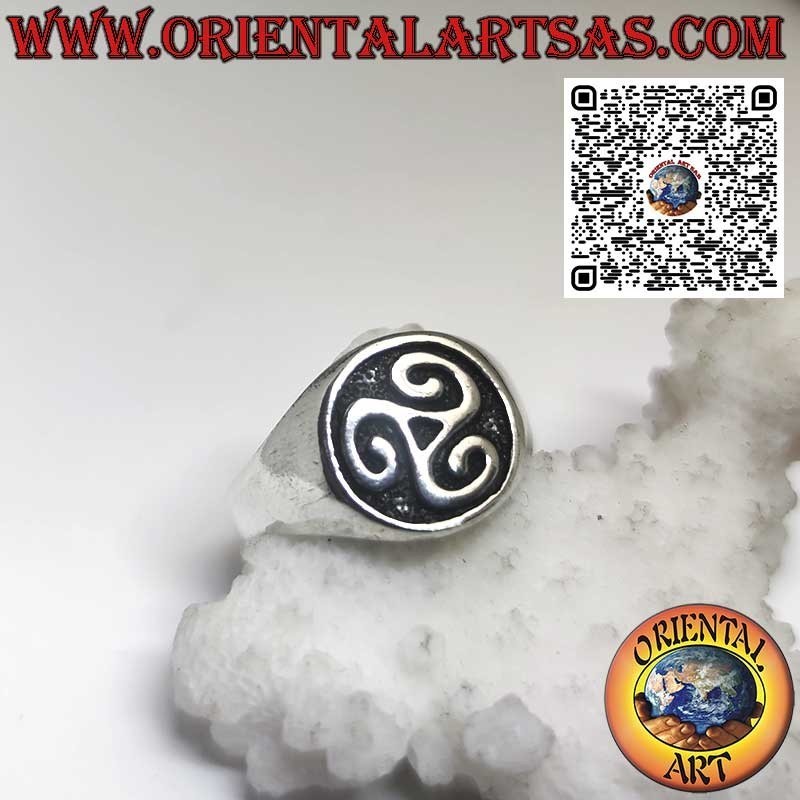 Silver ring, Triskell seal on smooth setting