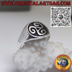 Anello in argento, sigillo Triscele o Triskell su montatura liscia