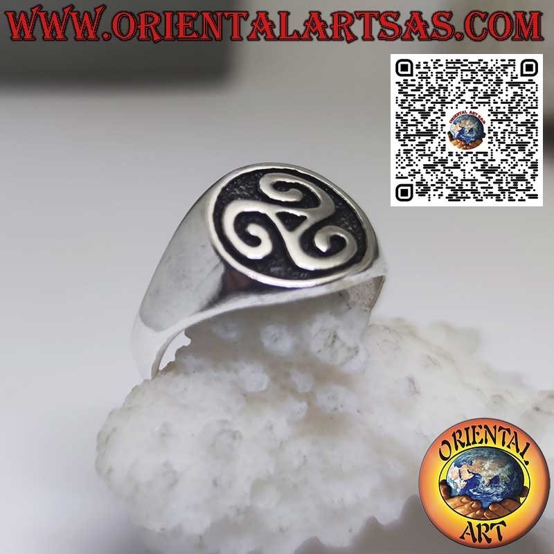 Silver ring, Triskell seal on smooth setting
