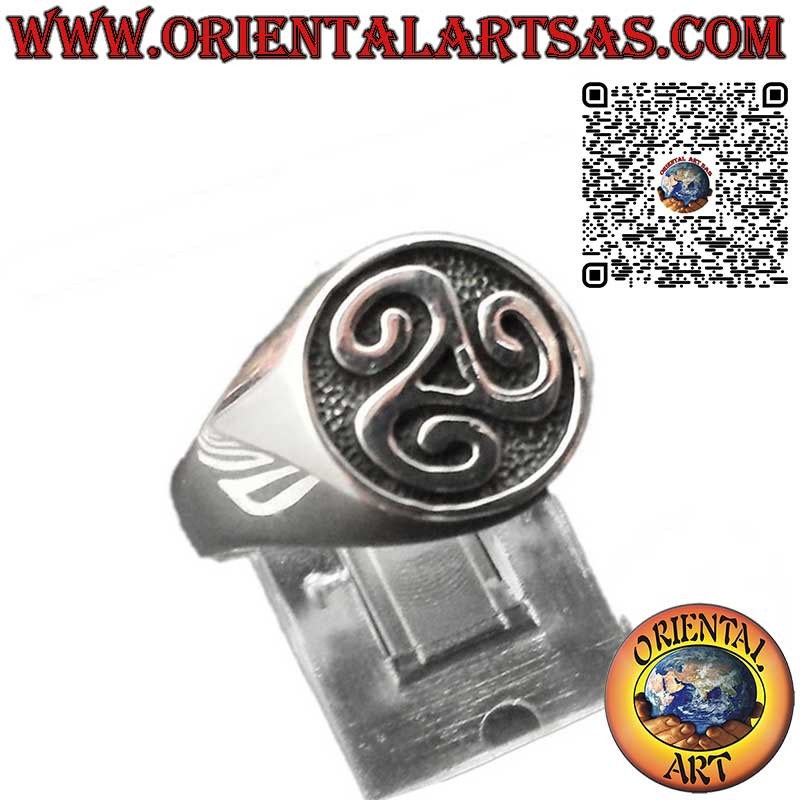 Silver ring, Triskell seal on smooth setting
