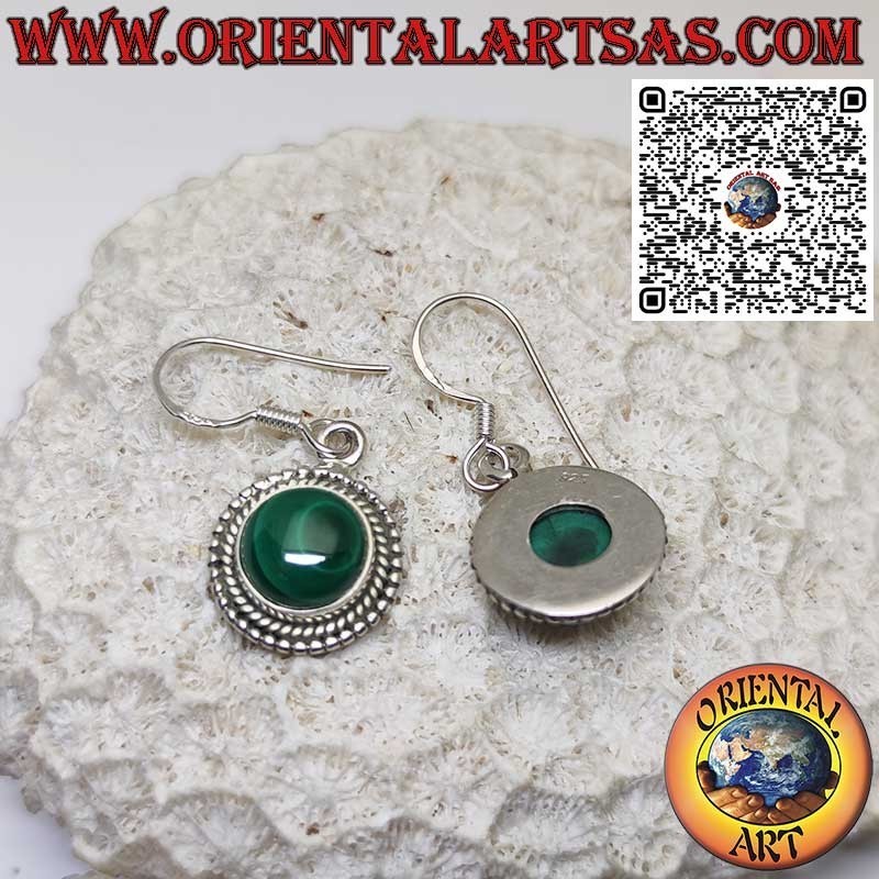 Silberne Ohrringe mit rundem Malachit, umgeben von Zopf und Kugeln