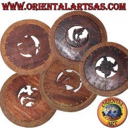Dessous de plat rond en bois d'acajou sculpté et bordure en osier