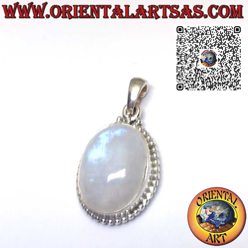 Colgante de plata con piedra lunar arcoíris ovalada rodeada de esferas