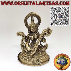 Hermosa escultura de bronce de Sarasvatī, diosa del conocimiento y el arte.