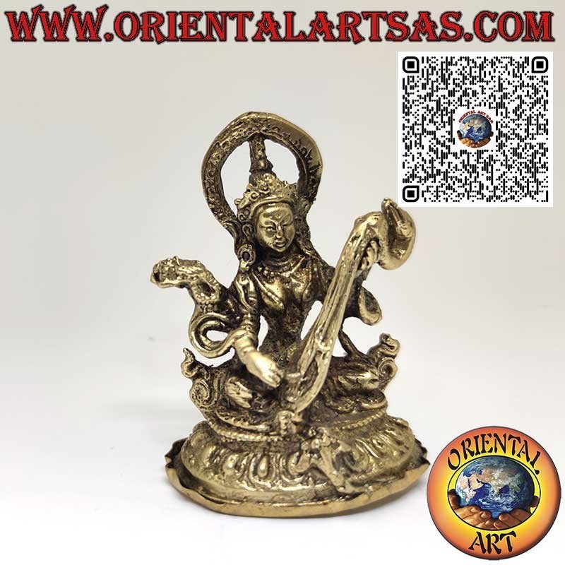 Hermosa escultura de bronce de Sarasvatī, diosa del conocimiento y el arte.