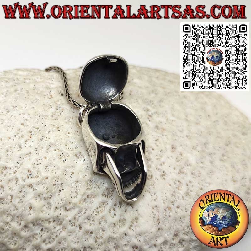 Pendentif en argent avec mandibule mobile et crâne ouvert