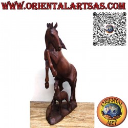 Scultura cavallo rampante con puledro in legno di suar da 50cm Ferrari