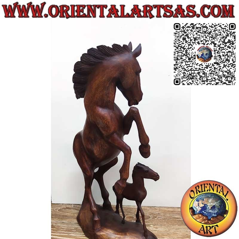 Escultura de un caballo encabritado con potro en madera de suar 50cm