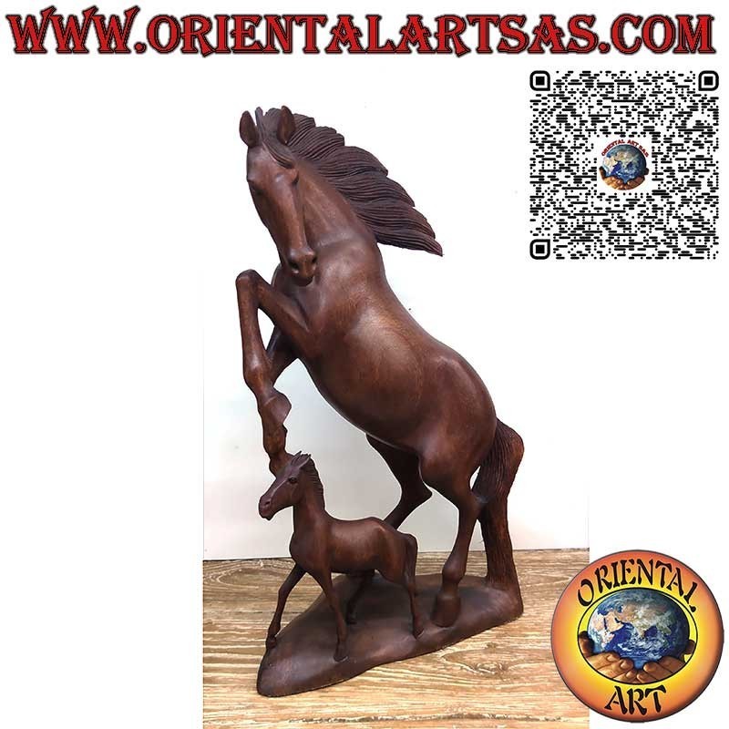 Skulptur eines tanzenden Pferdes mit Fohlen aus Suarholz, 50 cm