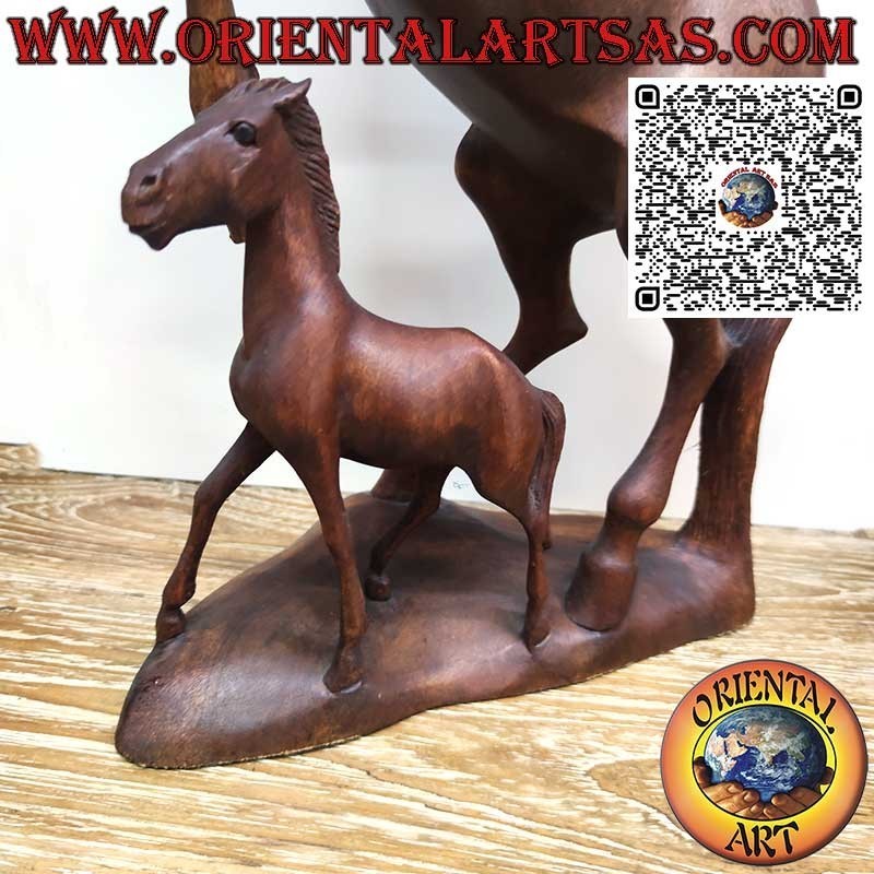 Escultura de un caballo encabritado con potro en madera de suar 50cm
