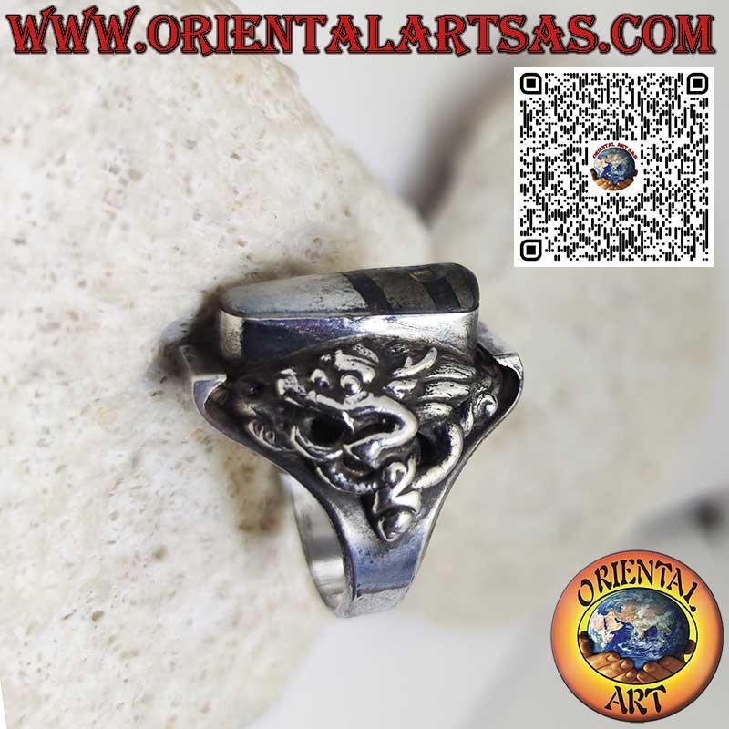 Anello in argento con un antico Dzi Tibetano e drago in rilievo sui lati
