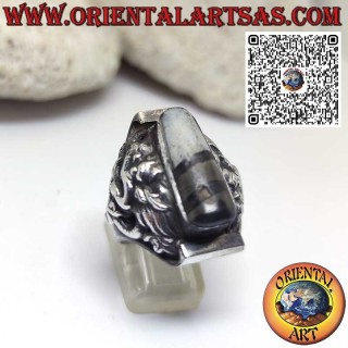 Bague en argent avec un ancien Dzi tibétain et un dragon en relief sur les côtés