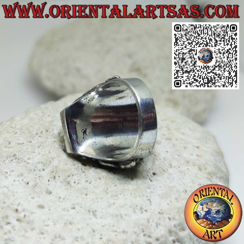 Bague en argent avec un ancien Dzi tibétain et un dragon en relief sur les côtés