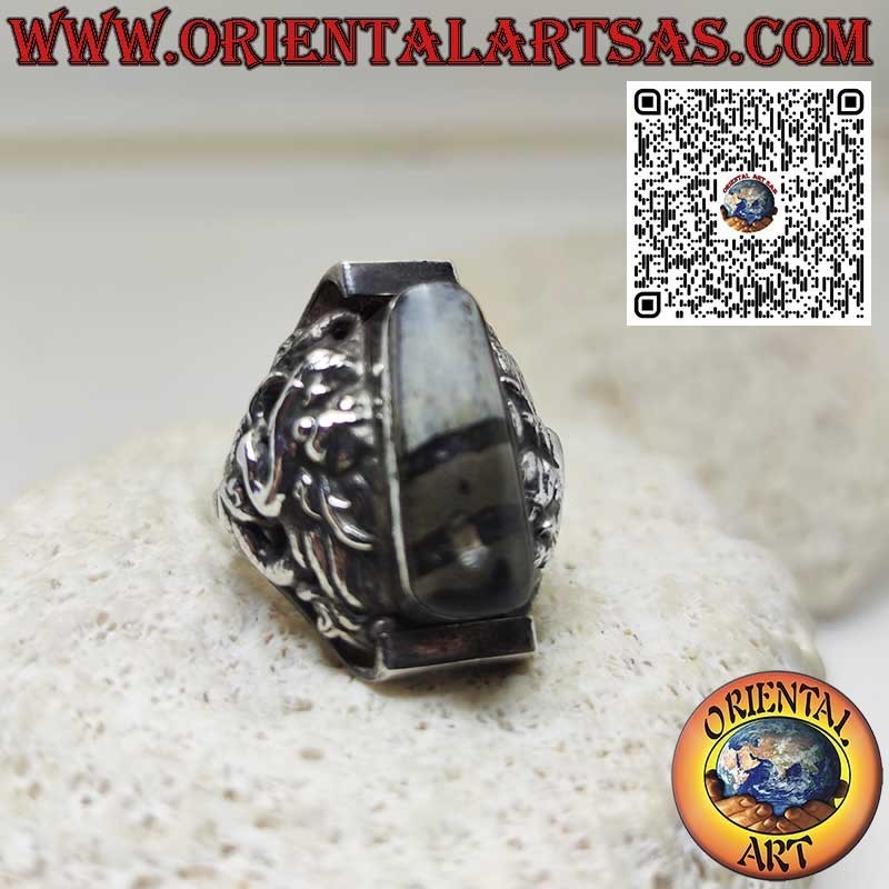 Anello in argento con un antico Dzi Tibetano e drago in rilievo sui lati