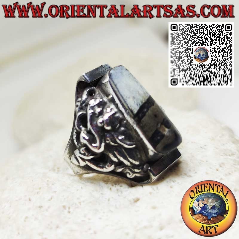 Anello in argento con un antico Dzi Tibetano e drago in rilievo sui lati