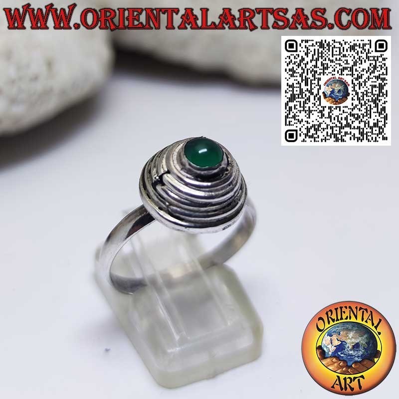 Bague en argent avec spirale conique surmontée d'une agate verte ronde