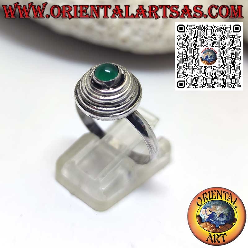 Anillo de plata con espiral cónica rematada por una ágata verde redonda.
