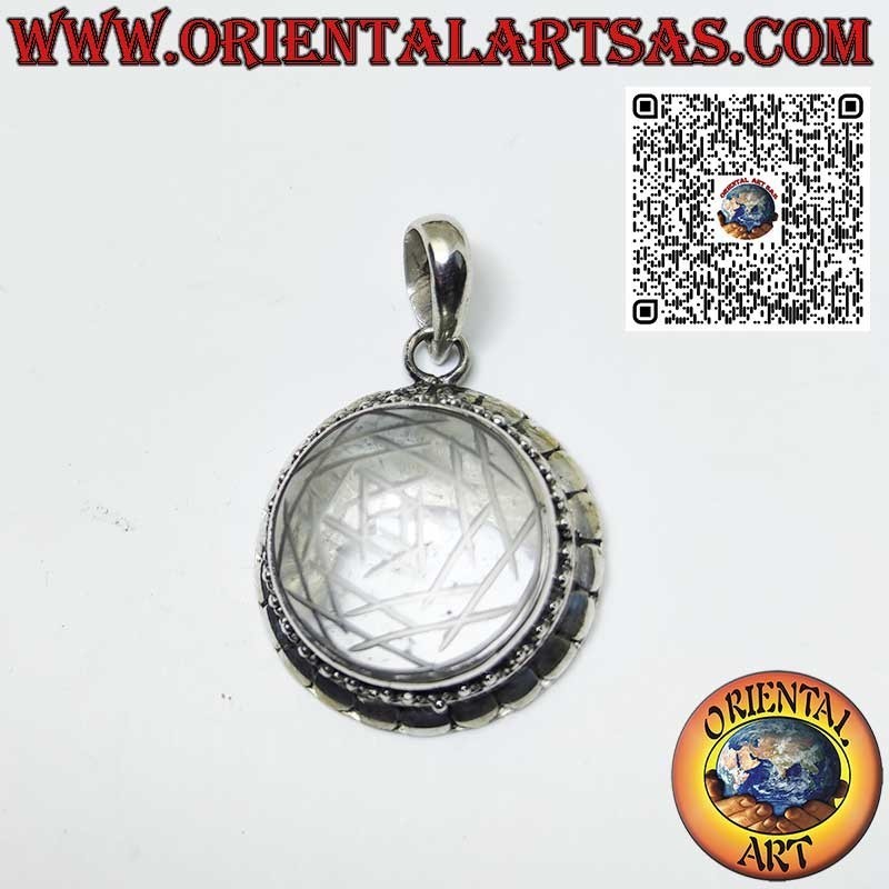 Ciondolo in argento Sri Yantra inciso nel cristallo di rocca con bordo borchiato