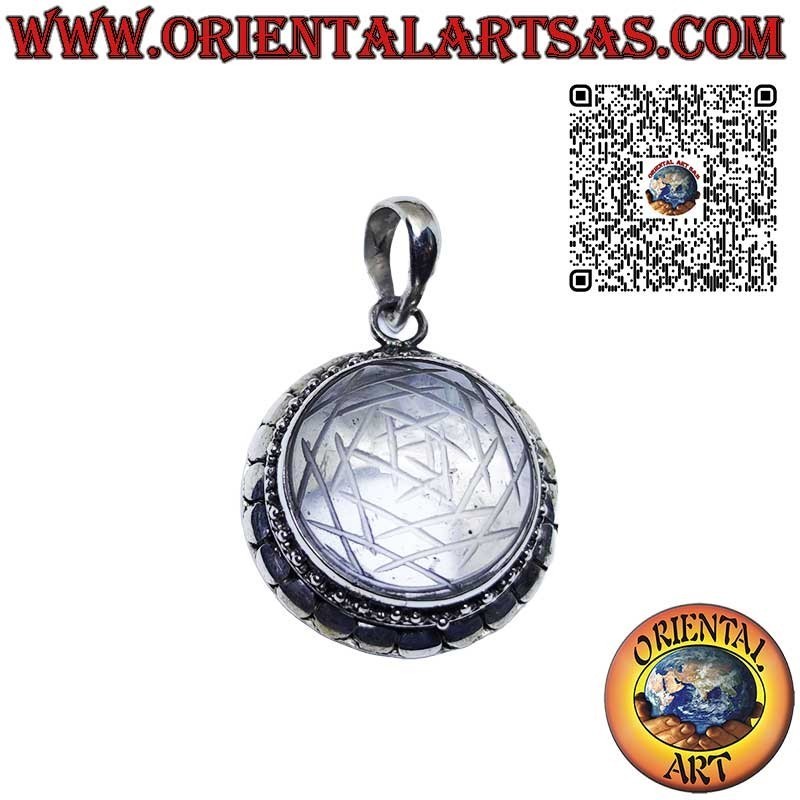 Colgante de plata, Sri Yantra grabado en cristal de roca con borde tachonado