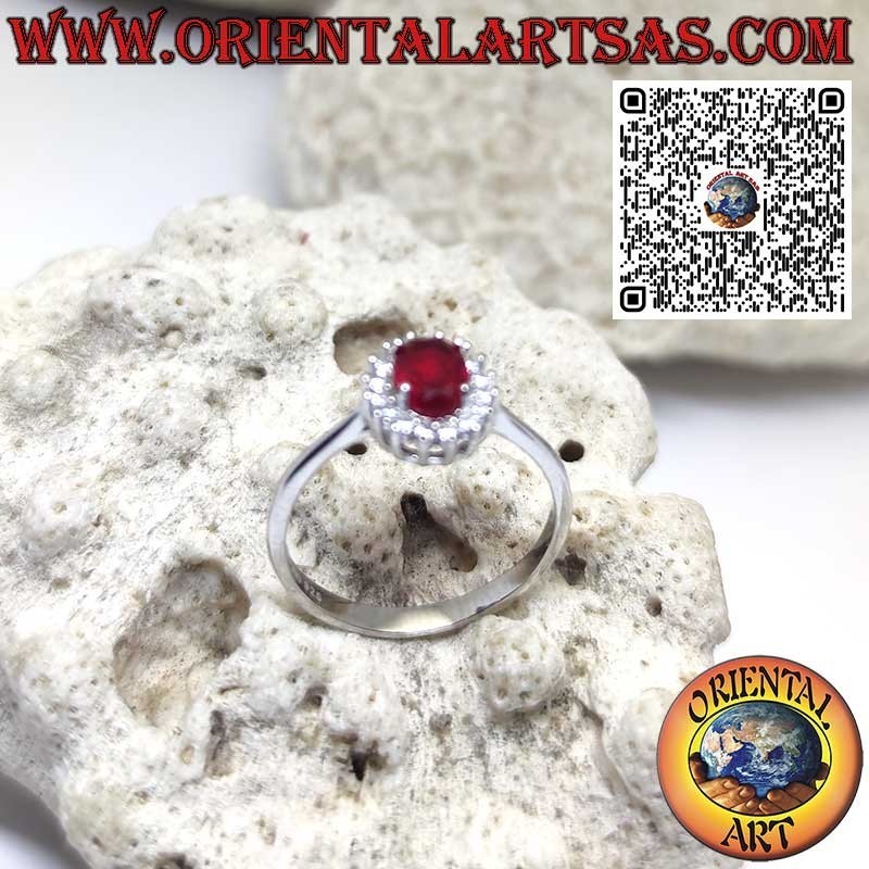 Anillo de plata con granate ovalado engastado y rodeado de circonitas.