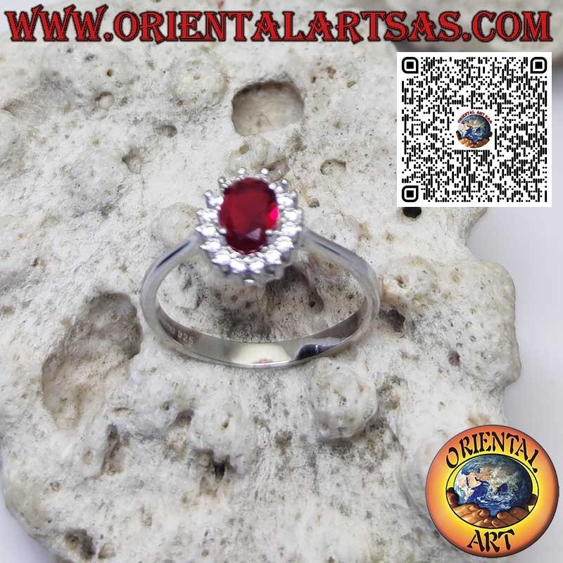 Anello in argento con granato ovale incastonato contornato da zirconi