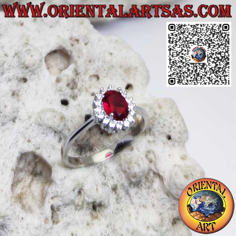 Anello in argento con granato ovale incastonato contornato da zirconi