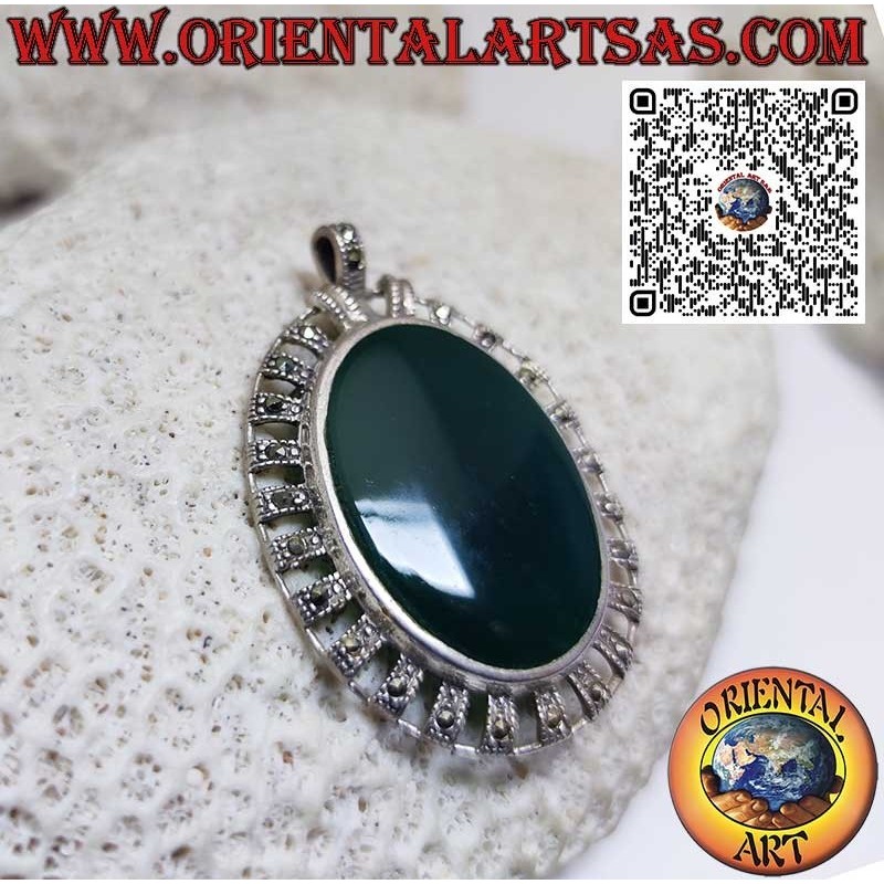 Pendentif en argent avec agate navette verte sur monture lisse