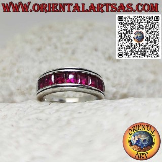 Anillo de banda de plata rodiada con una hilera de granates cuadrados.