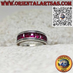 Anello in argento a fascia rodiato con una fila di granati quadrati