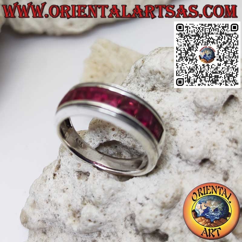 Anello in argento a fascia rodiato con una fila di granati quadrati