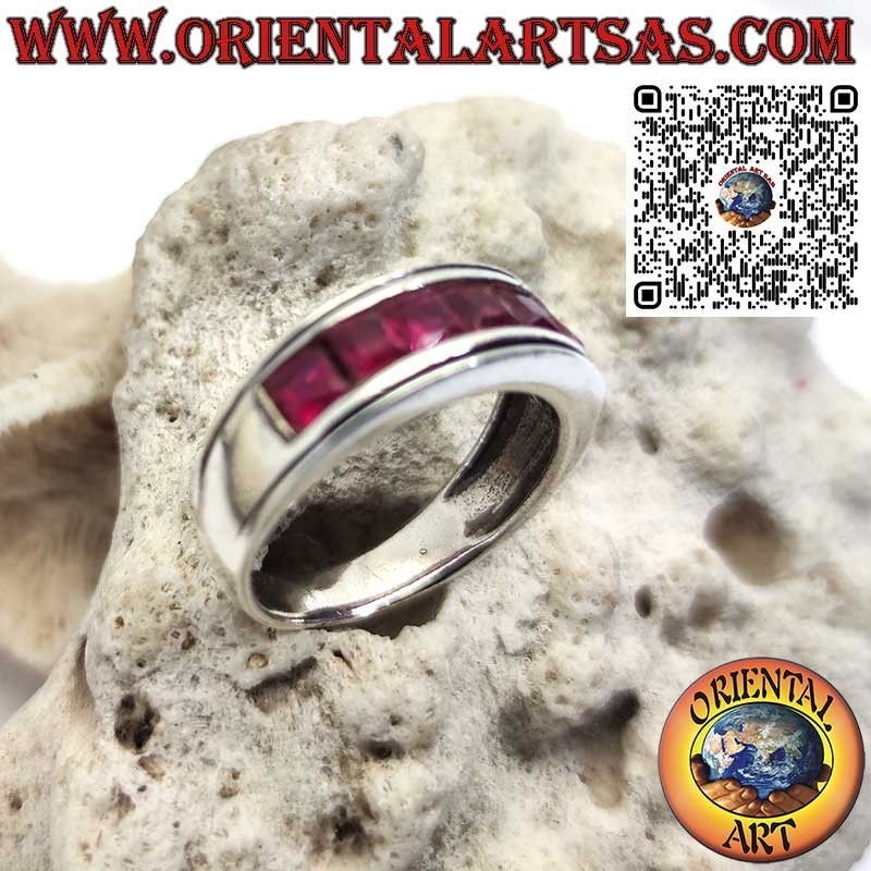 Anello in argento a fascia rodiato con una fila di granati quadrati