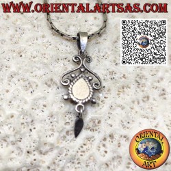 Colgante de plata con ágata verde en forma de gota, engaste barroco y colgante.