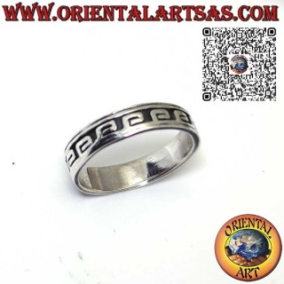 Anello in argento a fascia da 5 mm con greca scavata a bassorilievo
