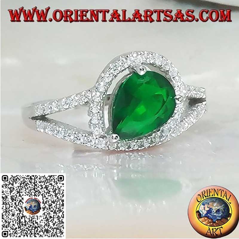Bague en argent avec émeraude en forme de croix synthétique entourée de zircons
