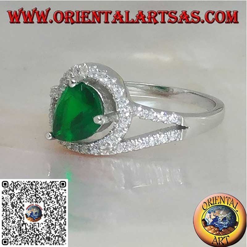 Anello in argento con smeraldo sintetico a goccia trasversale incastonato contornato da zirconi